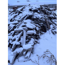 Залишки з будівництва підготовлені дрова для опалення Українка